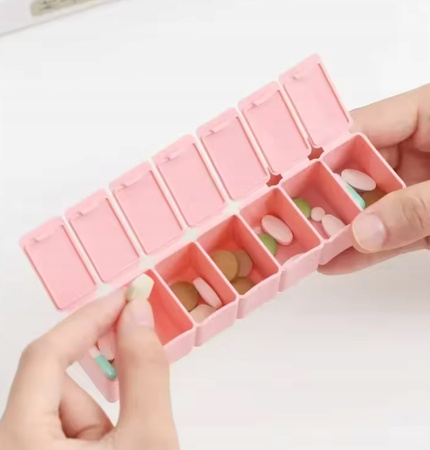 PUDEŁKO NA LEKI TABLETKI POJEMNIK ORGANIZER KASETKA NA 7 DNI różowe