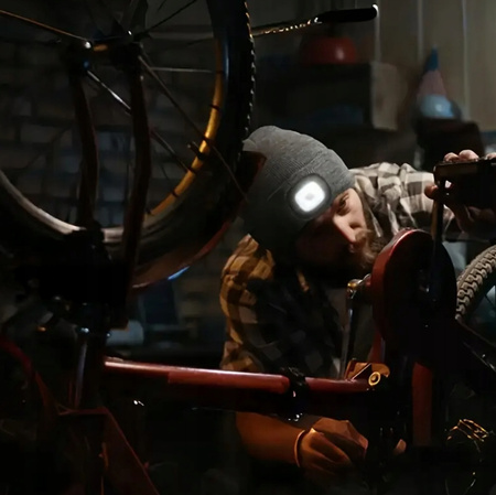 ZIMOWA CZAPKA Z LATARKĄ LED czołówka robocza do biegania z lampką szara