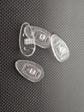 NOSKI DO OKULARÓW 4szt 15x8,3mm antypoślizgowe transparentne przykręcane