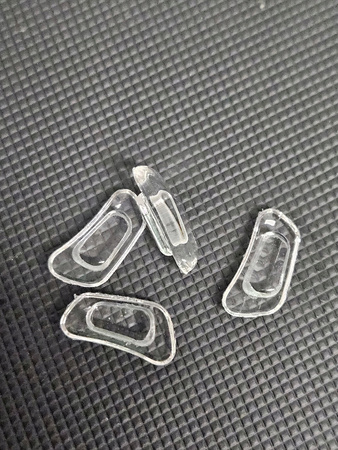 NOSKI DO OKULARÓW 4szt 12,5x6mm antypoślizgowe transparentne wciskane
